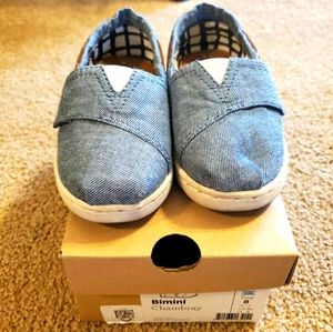 Tom's Boys size 8 Chambray Shoes